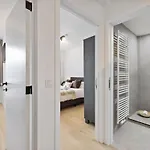 Huswell - Renovated In The Heart Of *